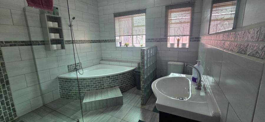 5 Bedroom Property for Sale in Rhodesdene Northern Cape